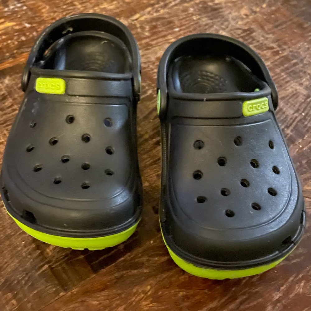 Kids Classic Clogs by CROCS. Black/Green. Kids 1-6 years old; Size C7